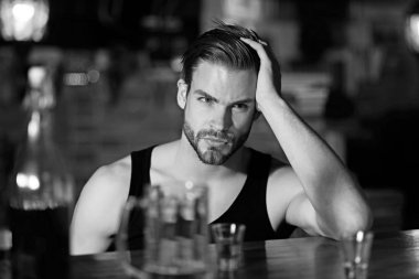 Bağımlılığı veya bağımlılığı. Alkollü adam adlı bar counter içme. Alkol. Adam içki güçlü alkollü içecek ve bira barda. Kısa alkol içki ile alkol bağımlısı. Alkol bağımlılığı