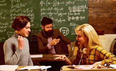 Öğrenci konferans dijital aygıtlar ve wifi ile çatı iç coworking uzayda. Öğrenciler sınıf iç masanın arkasında sınavlarına hazırlanıyor.