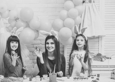 Anne ve kızı el yapımı yumurta boya.