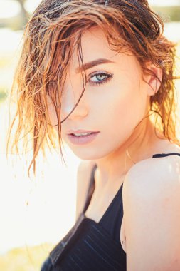 Benim saç yetişir ve vahşi büyür. Şehvetli makyaj göz seksi kadınla. Güzel kadın giyim uzun ve ıslak saçlar. Makyaj güzellik bak modeliyle. Saç ve güzellik salonu. Saç güzelliği olduğunu