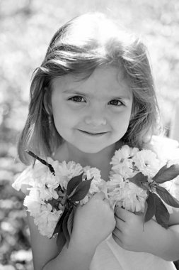 Benim en iyi yaz tatili bu. Bahar. Güneşli bahar, küçük kız. yüz ve cilt bakımı. çiçekler alerjisi. Yaz kız moda. Mutlu çocukluk. Küçük çocuk. Doğal güzellik. Çocuk günü