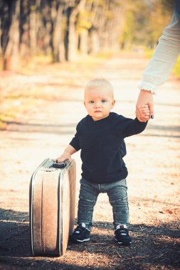 Bebeğim seyahat bavul ile tatilde. Paketlenmiş Bagaj, Aile ve çocuk tatil ile çocuk