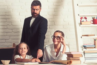 Okul öğretmen sınıfta İlköğretim Okulu çocuklarla kitaplar..