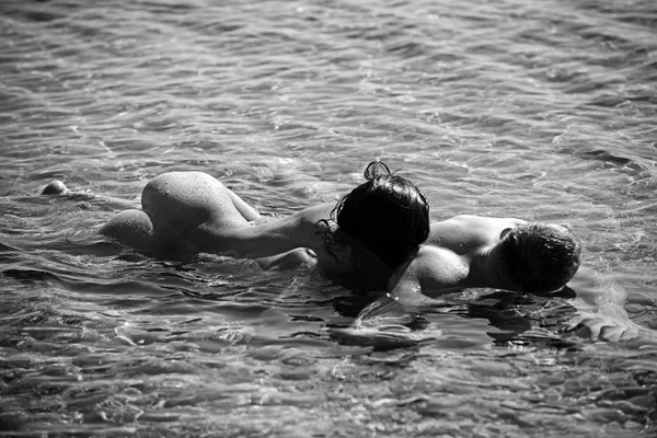 Καλοκαιρινός έρωτας. ζευγάρι στην αγάπη με το γυμνό σώμα σε θαλασσινό νερό. — Φωτογραφία Αρχείου