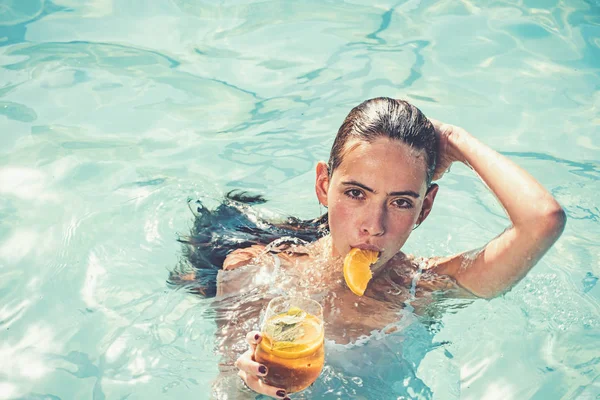 Vacaciones de verano y natación en el mar. vacaciones de verano de mujer bonita con cóctel — Foto de Stock