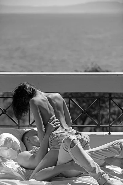在阳光明媚的阳台上放松情侣的爱。放松和性爱游戏的性感情侣. — 图库照片