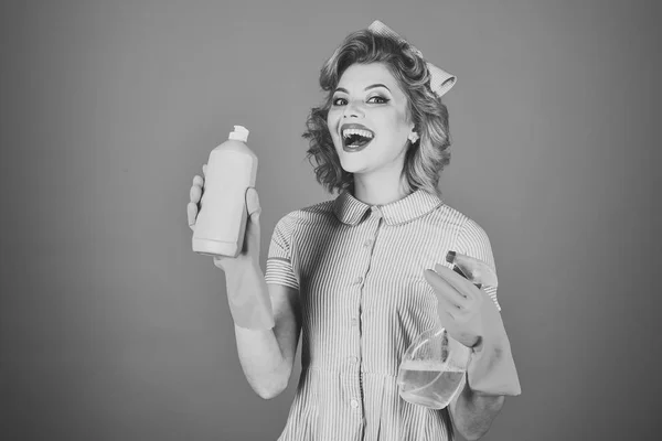 Femme de ménage en uniforme avec spray propre, savon — Photo