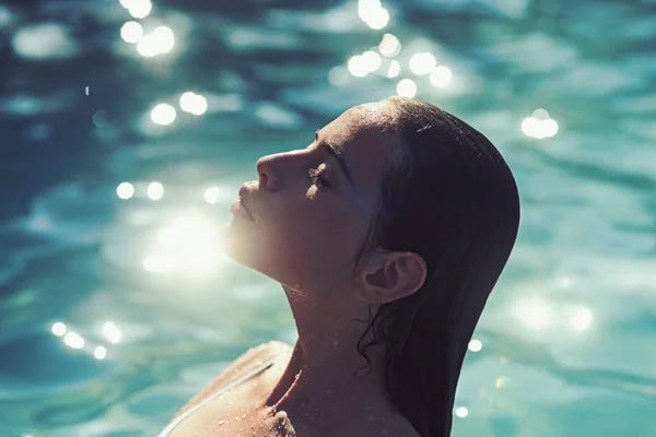 Zomervakantie en reizen naar de Oceaan. zomervakantie van mooie jonge vrouw in het zwembad of de oceaanwater — Stockfoto
