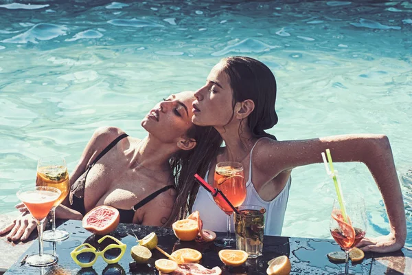 Καλοκαιρινές διακοπές και κολύμπι στη θάλασσα. Γυναίκες της μόδας με ανανέωση αλκοόλ και φρούτων στο Μαϊάμι. Κοκτέιλ στα κορίτσια στην πισίνα στις Μαλδίβες. Το πάρτι της πισίνας Χαλαρώστε στο θέρετρο σπα. φίλους και την ιδέα της φιλίας — Φωτογραφία Αρχείου