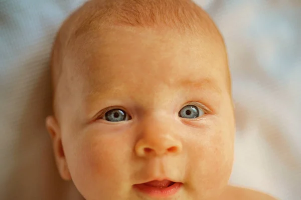 純粋な喜び。幸せな赤ちゃん。新生児幸せな笑みを浮かべてください。生まれたばかりの赤ちゃんのケア。純粋なスキンケア。真の愛は純粋です — ストック写真