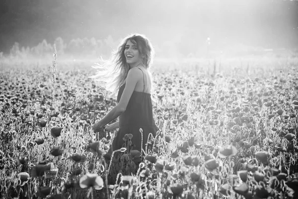 Niña en el campo de semillas de amapola — Foto de Stock