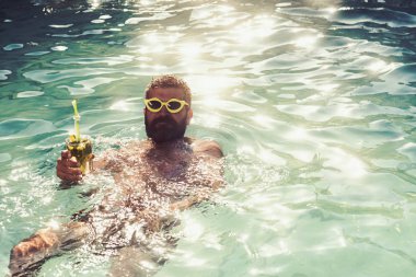 Denizde Kokteyl le Havuzda Yüzen Genç Adam