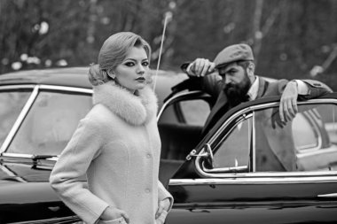 Retro koleksiyonu araba ve otomatik mekanik sürücü tarafından onarın. Seyahat ve iş gezisi ya da hiking hitch. Sakallı adam ve seksi kadın ceket. Eskort kız güvenlik tarafından. Bir toplantıda çift ayrılmak.