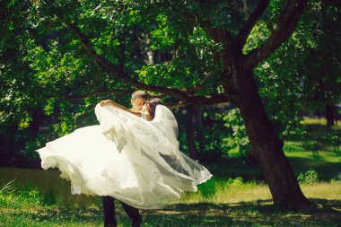 Yakışıklı damat adam çembere gelin