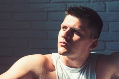 Gençlik, Cilt Bakımı ve kavram damat. Genç yüzü olan adam. Maço kısa saç veya saç kesimi ile. Sağlıklı bir cilt ile yakışıklı adam