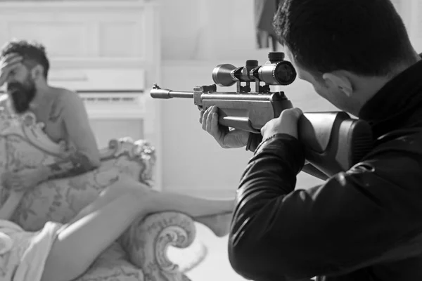 Uomo in possesso di pistola stand guardando la coppia con arrabbiato e geloso — Foto Stock