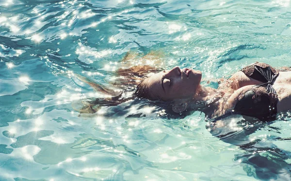 Relájese en la piscina spa, refresco y cuidado de la piel. La belleza de la mujer es hidratada. Maldivas o agua de playa de Miami. Mujer sexy en el mar Caribe en Bahamas. Vacaciones de verano y viajes al océano . —  Fotos de Stock