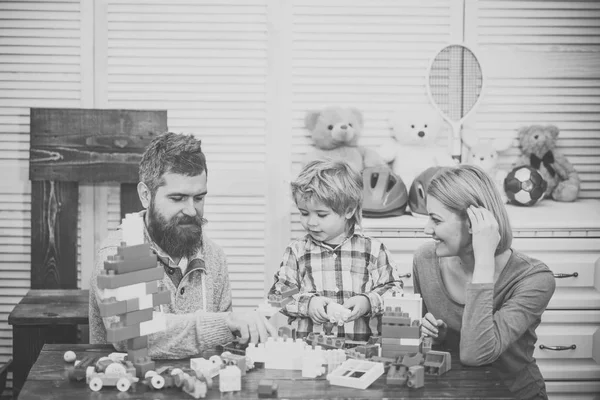 Ailesi ve çocukluk kavramı. Aile inşaat plastik bloklarla oynama. — Stok fotoğraf