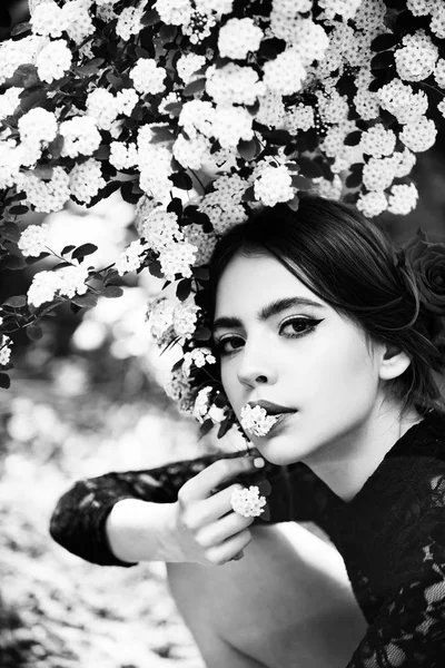 Дівчина з модним іспанським макіяжем, трояндовою квіткою у волоссі — стокове фото