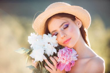 Doğal güzellik ve spa terapisi. yüz ve cilt bakımı. Yazın seyahat edin. Uzun saçlı yaz kızı. Bahar kadını. Bahar ve tatil. Moda makyajlı kadın. özgürlük kavramı