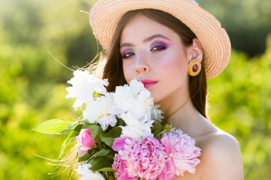 Doğal güzellik ve spa terapisi. Bahar kadını. Bahar ve tatil. Uzun saçlı yaz kızı. yüz ve cilt bakımı. Yazın seyahat edin. Moda makyajlı kadın. güzel gelin