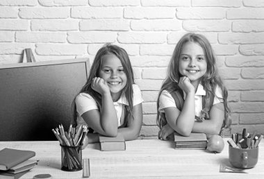 Geri okul ve evde eğitim için. Derste 1 Eylül itibariyle mutlu okul çocukları. Küçük kızları öğle tatilinde elma yerim. Dostluk bilgi gün sınıfta küçük kız kardeş. Okul zamanı kız