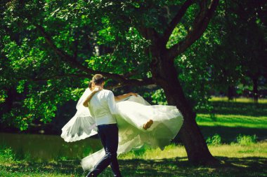 Yakışıklı damat adam çembere gelin