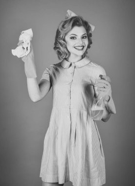 Retro kadın, pembe arka plan temizleyici.