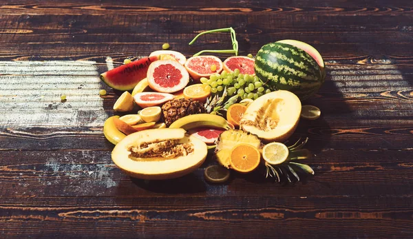 Reformkost für gesunde Ernährung mit Wassermelone und Melone an Banane und Ananas und Zitrusfrüchten. Konzept für gesunde Ernährung — Stockfoto