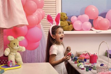 Childs'ın elinde farklı renk paskalya yumurtaları