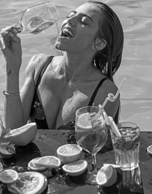 Havuzu Maldivler üzerinde seksi kız meyve kokteyli. kokteyl parti havuzda seksi kadınla.