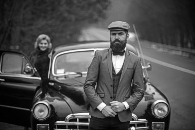 Güvenlik tarafından kız eskort. Tamirci sürücü tarafından Retro toplama araba ve oto tamir. Seyahat ve iş gezisi veya otostop yürüyüşü. Romantik bir randevuda aşık olan bir çift. Sakallı adam ve kürk manto seksi kadın.