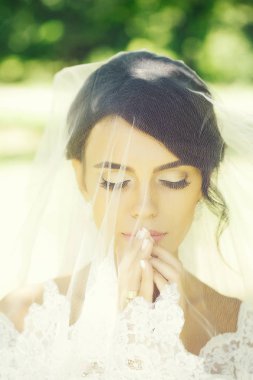 güzel gelin peçe altında