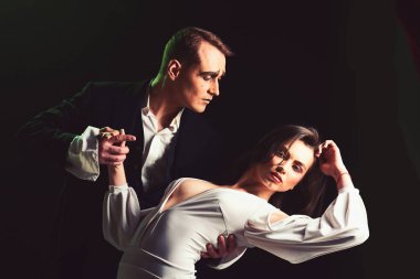 Senin kalp çarpıntı yapıyor. MIME erkek ve kadın romantik sahnede hareket. Çift MIME sanatçıların sahne alanı'nda romantizm gerçekleştirin. Vücut hareketleri miming tiyatro sanatçıları. MIME makyaj aşık çift