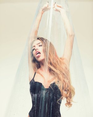 damla yalama cam arkasından vurdun kadın duş.