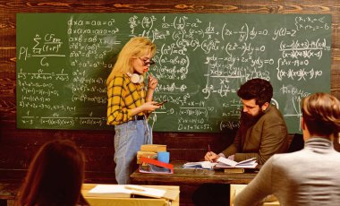 Öğretmenler öğrencilerin merak yapmak işleri bilirim. Final sınavı test sınavı-sınıf için üniversite öğrencileri çalışma. Üniversitesi Eğitim ve sınıf bir kitap okuma arkadaşlar eğitimi.