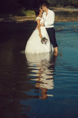 İki nehir su içinde öpüşme