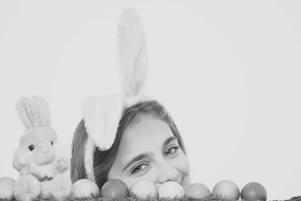 Счастливая пасхальная девушка в кроличьи уши с красочными яйцами, кролик — стоковое фото