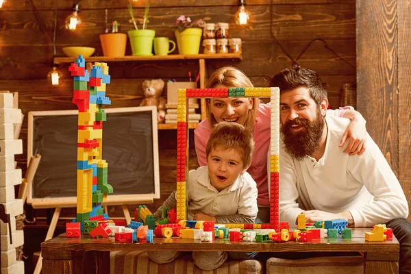Концепция творчества. Семья строит структуру из игрушечного кирпича, творчества. Творчество и воображение для развития ребенка. Развитие творчества — стоковое фото