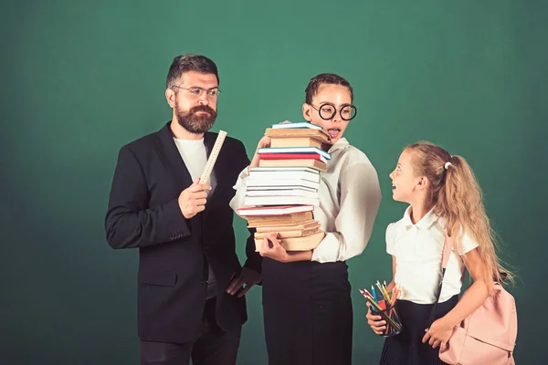 Proceso de formación con muchos libros en manos de las niñas con el maestro. formación para el examen en la escuela —  Fotos de Stock