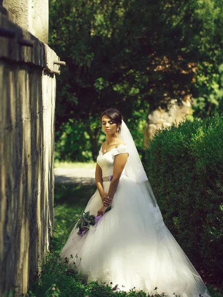 Noiva bonita com buquê de flores — Fotografia de Stock