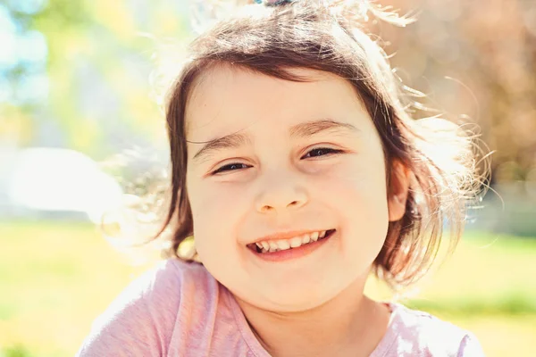 Momenti felici. viso e cura della pelle. allergia ai fiori. Estate moda ragazza. Buona infanzia. Primavera. previsioni del tempo. Un bambino piccolo. Bellezza naturale. Giornata dei bambini. Bambina in primavera soleggiata — Foto Stock