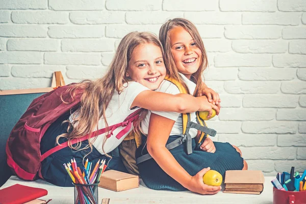 Kleine Mädchen essen in der Mittagspause Apfel. Kleine Mädchen eambrace bei Schulstunde. — Stockfoto