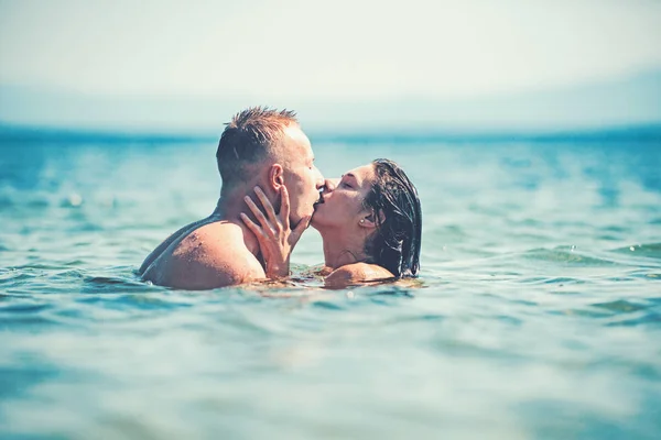 Καλοκαιρινές διακοπές και ταξίδια διακοπές. καλοκαίρι ζευγάρι φιλιέται στο νερό. — Φωτογραφία Αρχείου