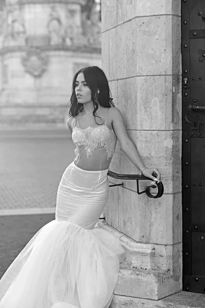 Brudklänning i Paris. Bruden i en luxury palace i en bröllopsklänning — Stockfoto