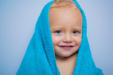 Saflık ve hijyen eğitimi. Temiz ve kuru havluçocuk. Mutlu banyo zamanı. Izole havlu ile kaplı sevimli erkek bebek görüntü.