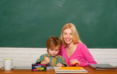 Geliştirme ve yetiştirme. Okul anaokulu ve geliştirme. Yetenek ve beceriler geliştirmek. Çocuk bakımı ve gelişimi. Okul öncesi hazırlık. Çocuk küçük çocuk ve öğretmen kadın pedagog sınıf