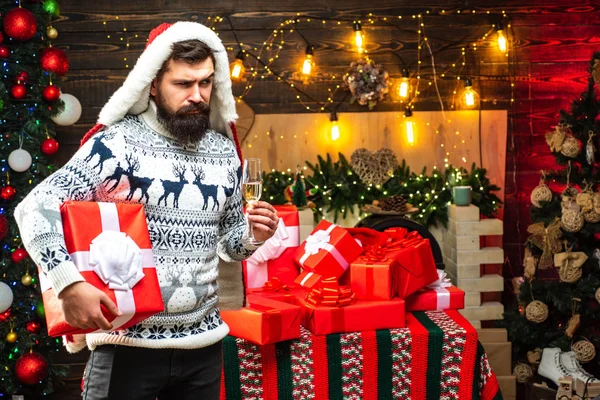 Jultomten önskar god jul. Styling man med ett långt skägg poserar på trä bakgrund. Man nyårsafton. Leverans gåvor. — Stockfoto