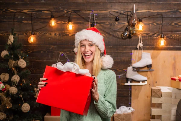 Mutlu Noeller ve Mutlu Yıllar. Noel ağacının önünde noel hediye kutuları ile genç kadın. Ev Tatili. Kış gecesi duygu tepkileri. Komik. — Stok fotoğraf