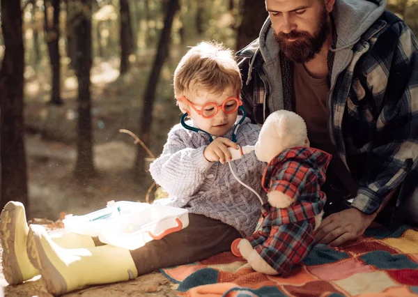 Lindo chico con limpiaparabrisas cerca del árbol de otoño. Padre e hijo en el parque de otoño divirtiéndose y riendo. Familia feliz, padre e hijo bebé jugando y riendo en el paseo de otoño . — Foto de Stock